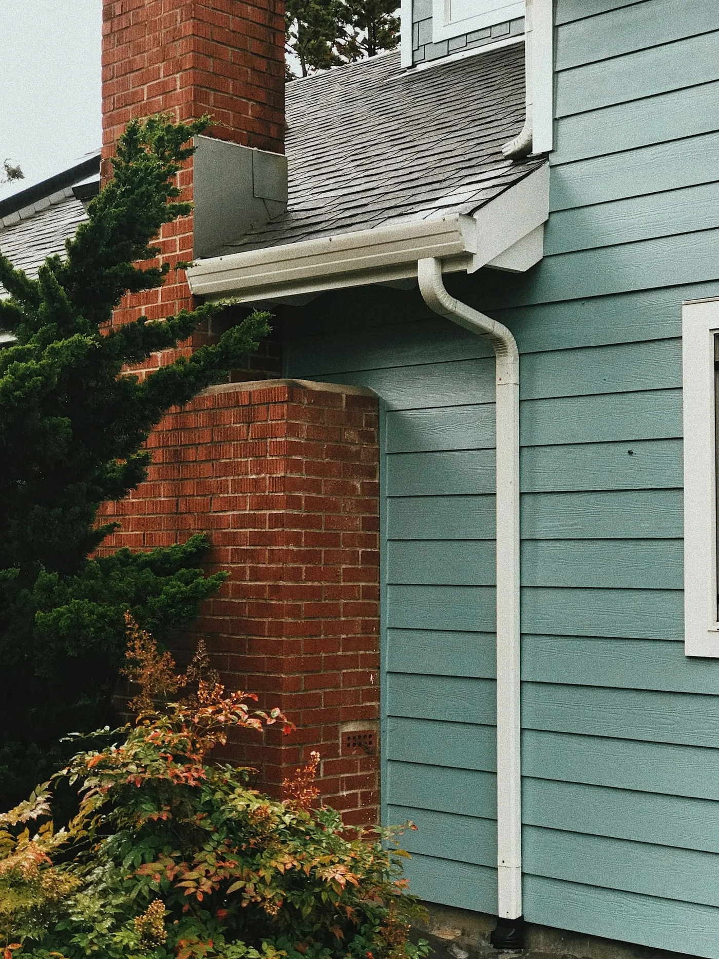 Water damage ceiling rebuild on a Lee's Summit, MO home by Blue Arrow Roofing